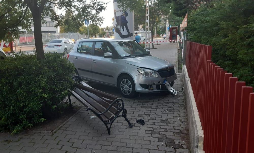 „Ha ez akkor történik, amikor itt már árnyék van, akkor itt olyan vértocsogás lett volna, hogy hihetetlen” – ezért vágódott ki a körforgalomból az idős nő és tarolt le egy padot, amin gyerekek ültek