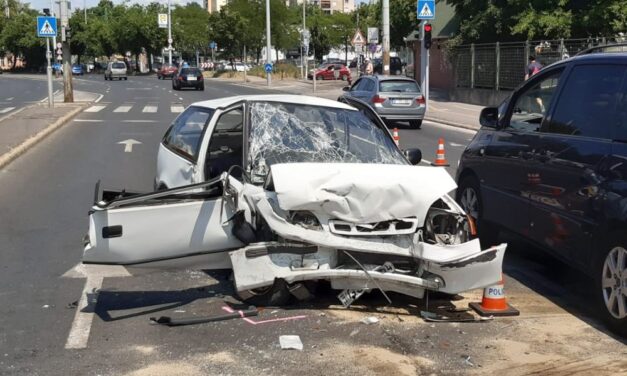 Felugratott a járdaszigetre és egy BMW-vel ütközött egy Suzuki az Újpest-Városkapu metróállomásnál – fotók