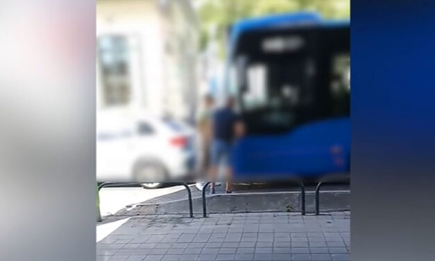 Büntetőfékezett a BKV-busz előtt a férfi, aztán még neki állt feljebb, hogy nekicsúszott az Audijának a busz Budafokon