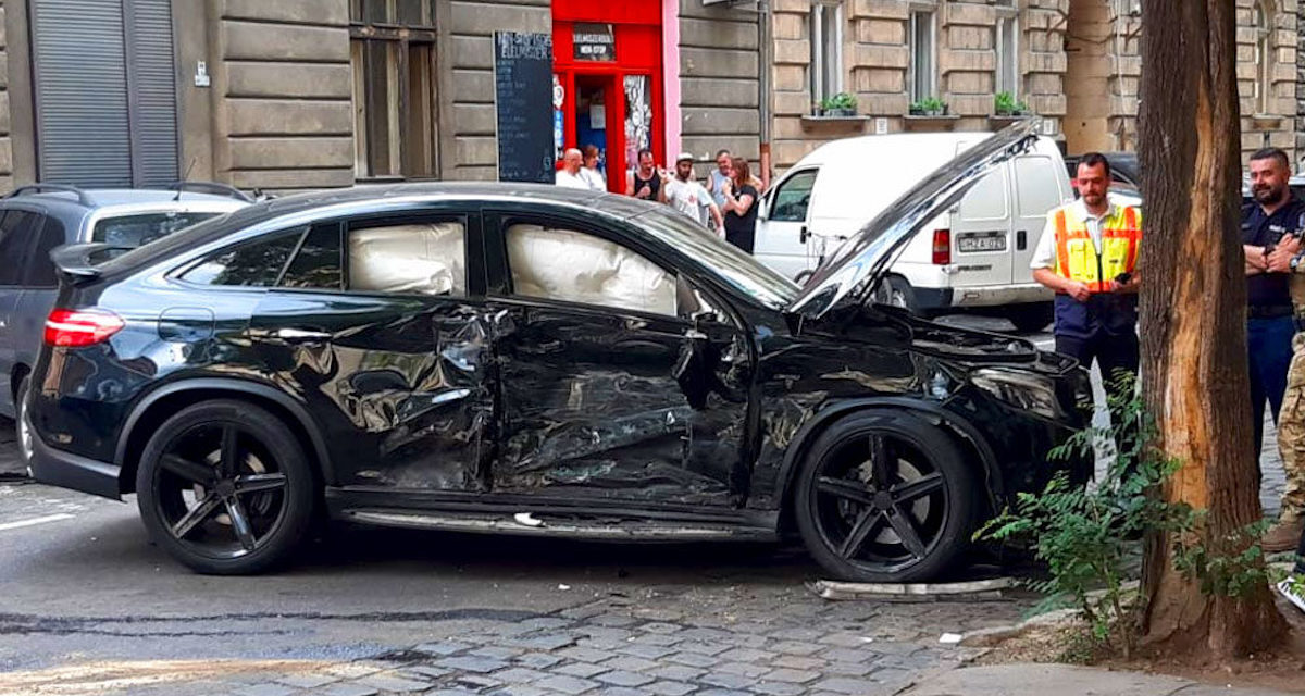 Kiválóan vizsgázott a 30 milliós Mercedes ütközésvédelme, a haja szála sem görbült az utasoknak, de mi lesz mindenki mással?