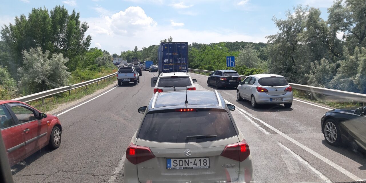 Beállt az M3-as és az M0-ás, Budekeszin lezárták a Fő utcát – hatalmas dugó van Budapest környékén