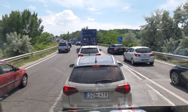 Beállt az M3-as és az M0-ás, Budekeszin lezárták a Fő utcát – hatalmas dugó van Budapest környékén