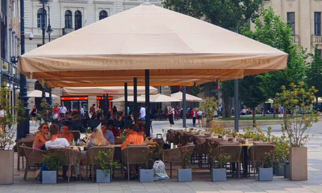 Kormányinfó: megszűnik a kötelező maszkhasználat, nem kell védettségi igazolvány az éttermekben és a strandokon