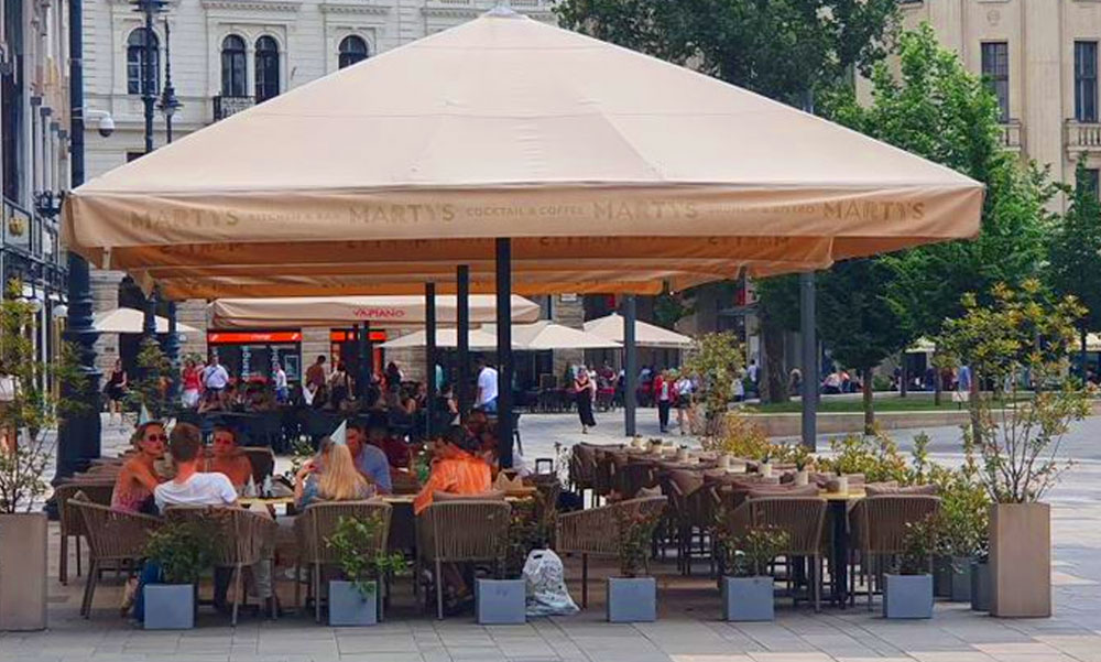 Kormányinfó: megszűnik a kötelező maszkhasználat, nem kell védettségi igazolvány az éttermekben és a strandokon