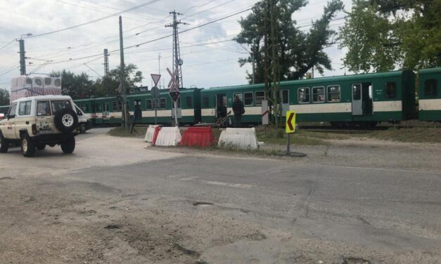 Biciklist gázolt a szigethalmi HÉV, a vonatok egy vágányon közlekednek