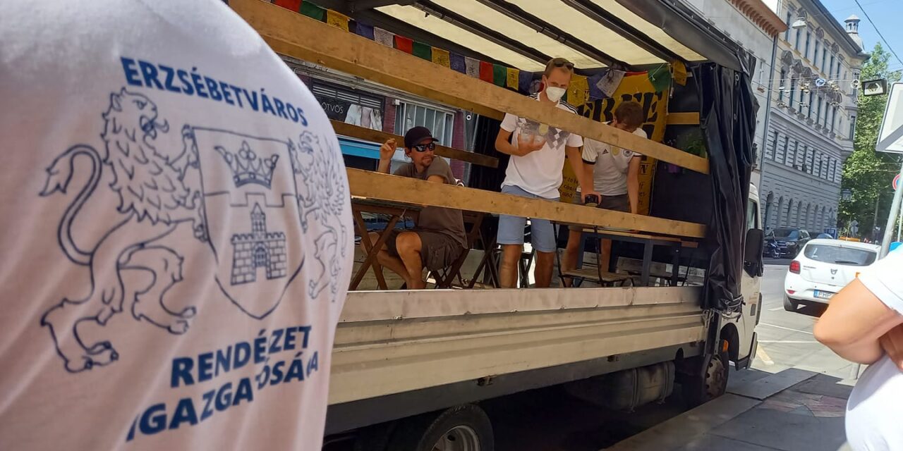 Balhé Erzsébetvárosban! A lakosság számára fenntartott parkoló helyen, platós autón nyitottak bisztrót a 7. kerületben, az önkormányzat 2 milliós büntetéssel fenyegeti a tulajdonost