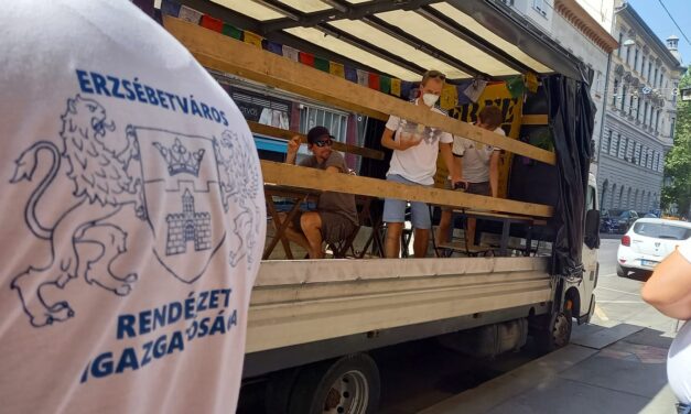 Balhé Erzsébetvárosban! A lakosság számára fenntartott parkoló helyen, platós autón nyitottak bisztrót a 7. kerületben, az önkormányzat 2 milliós büntetéssel fenyegeti a tulajdonost