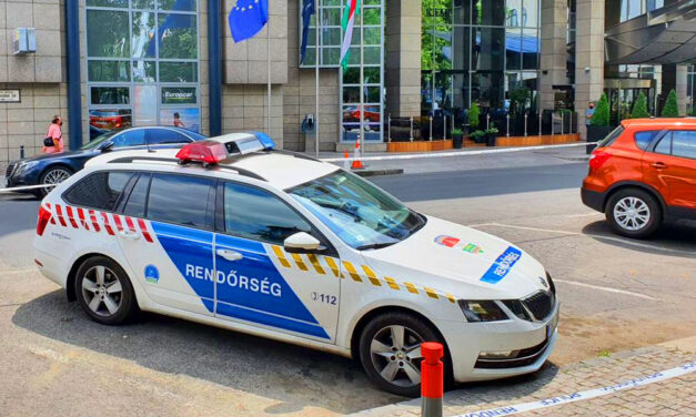 Fojtogatta, majd meztelenre vetkőztette barátnőjét a Westend lépcsőházában a hajléktalan férfi