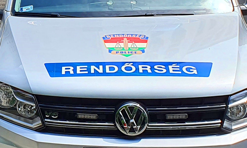 Kiderült, közlekedési szabályt sért-e az a sofőr idehaza, aki így ül volán mögé
