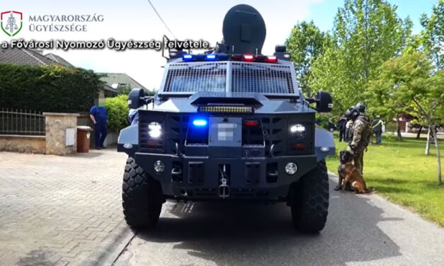 Óriási arzenállal vonult ki a hatóság elfogni a terroristát, jómódú környéket szálltak meg a fegyveresek