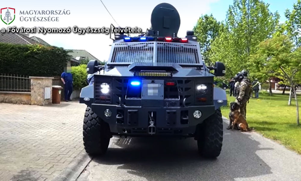 Óriási arzenállal vonult ki a hatóság elfogni a terroristát, jómódú környéket szálltak meg a fegyveresek