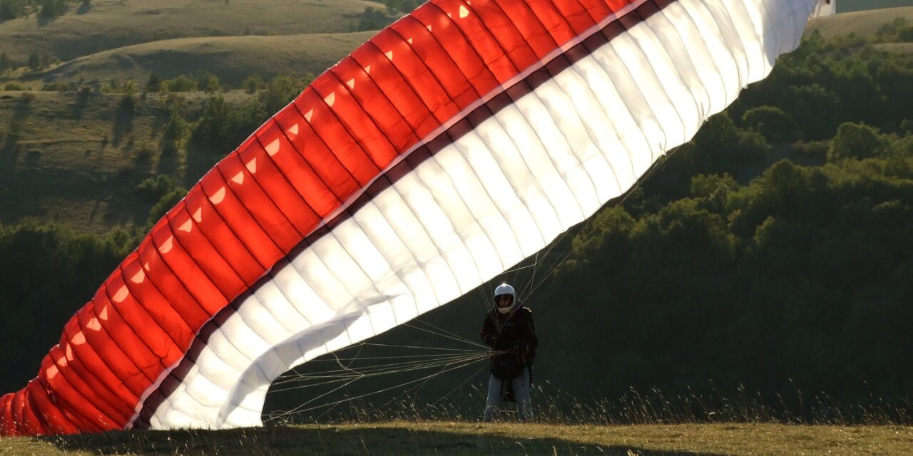 Lezuhant egy siklóernyős Tatabányánál, a bajbajutott férfi a Facebookon kért segítséget ismerőseitől