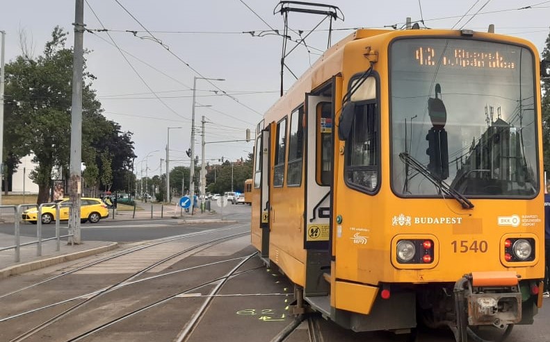 Kisiklott a 42-es villamos a Határ úton, így történt a baleset – Itt vannak a helyszíni fotók
