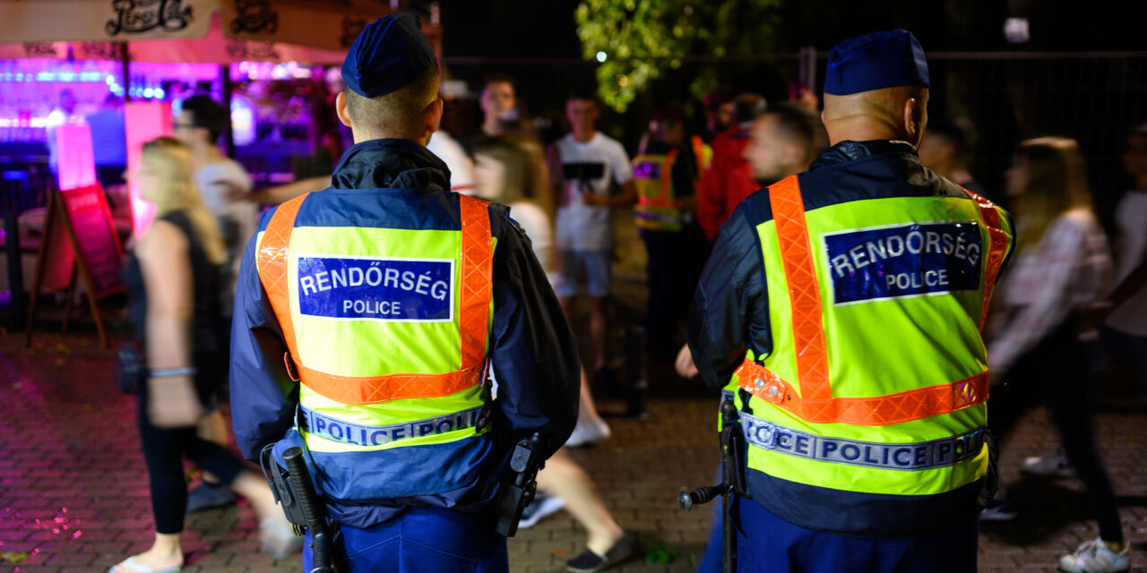 Óriási razzia Siófokon, ellepték a zsaruk a Petőfi sétányt, közel tucatnyi embert állítottak elő – Volt aki ellen elfogatóparancs volt érvényben