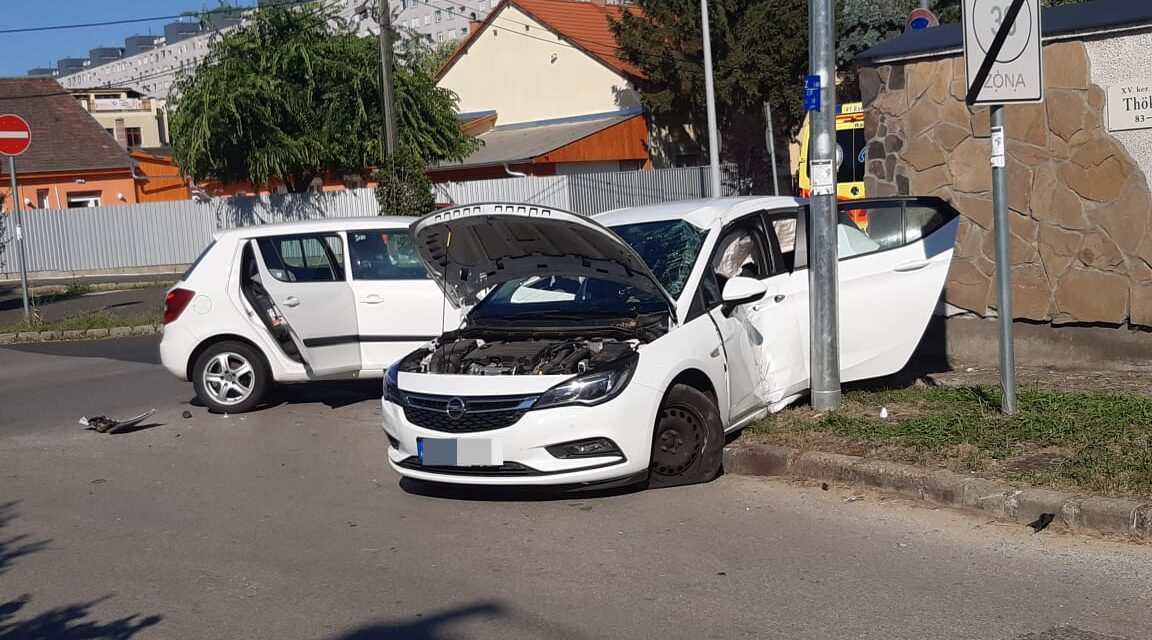 Havonta ütköznek a halálsarkon – Újabb autók karamboloztak a Thököly-Apolló kereszteződésnél