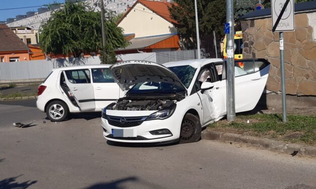 Havonta ütköznek a halálsarkon – Újabb autók karamboloztak a Thököly-Apolló kereszteződésnél
