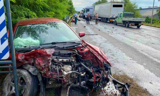 Szemből belecsapódott a kamionba a részeg sofőr, alig maradt valami a Skodából a 6-os út bevezetőjén