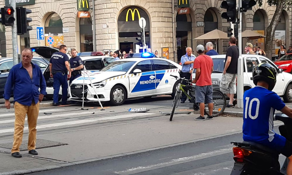 Szirénázó rendőrautó karambolózott a Nagykörúton, kitörött kerekek, megpördült autó és rengeteg bámészkodó van a helyszínen