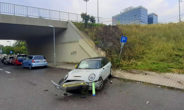 Lerongyolt az Árpád hídról egy autómegosztós Mini, a vagánykodó srácok majdnem a Dunába zuhantak