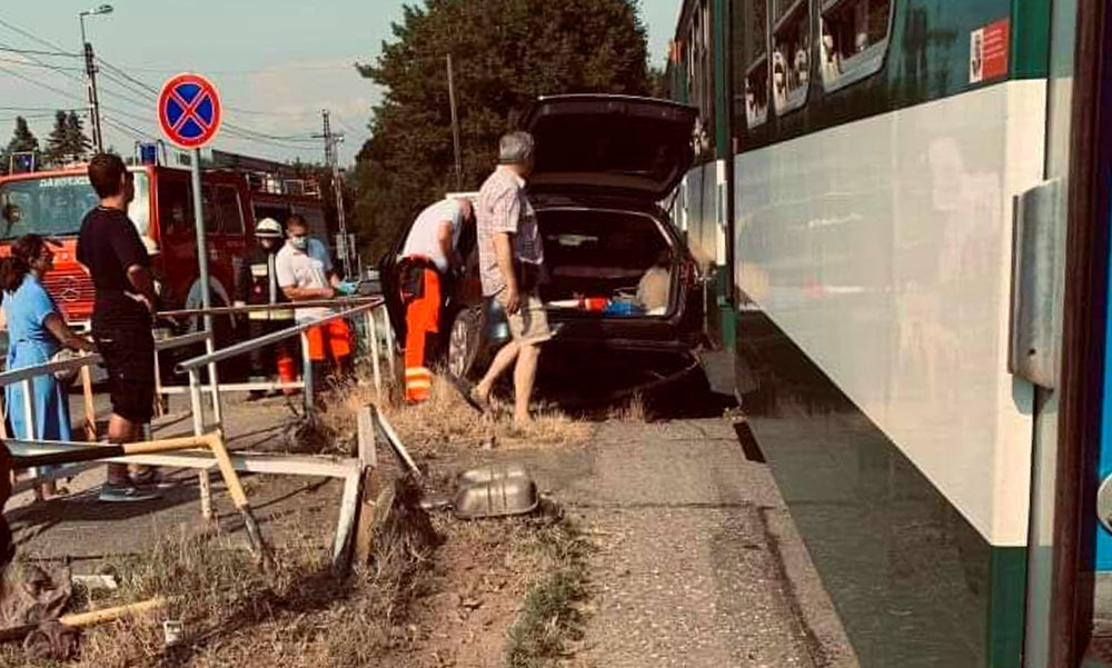 Egy autó ütközött a HÉV-vel Csömörön, több embert a tűzoltók szabadítottak ki a roncsból, mentőhelikopter a helyszínen
