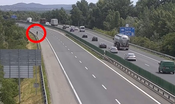 Ez mi? A leállósávban biciklizett egy férfi az M1-es autópályán, az M3-ason is hasonló történt – videó