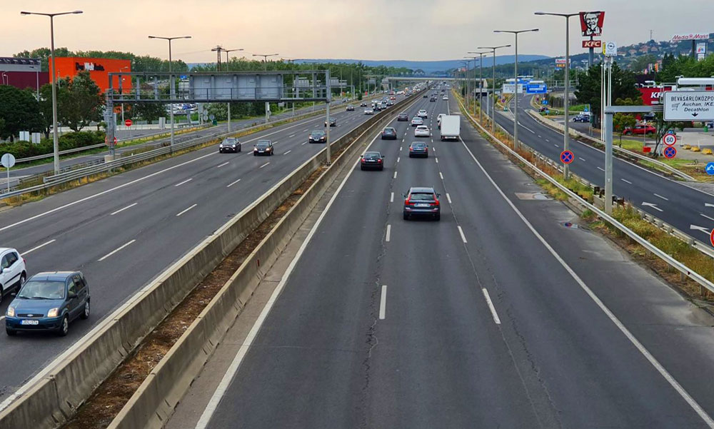 Elképesztő jelenetek az M7-es autópályán – forgalommal szemben haladt és súlyos balesetet okozott egy külföldi sofőr. A durva ütközést kamera is rögzítette