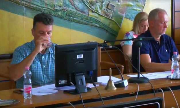 Ivott egy pohár vizet és megszavaztatott magának 5,7 millió forintos jutalmat Dióssi Csaba, Dunakeszi polgármestere
