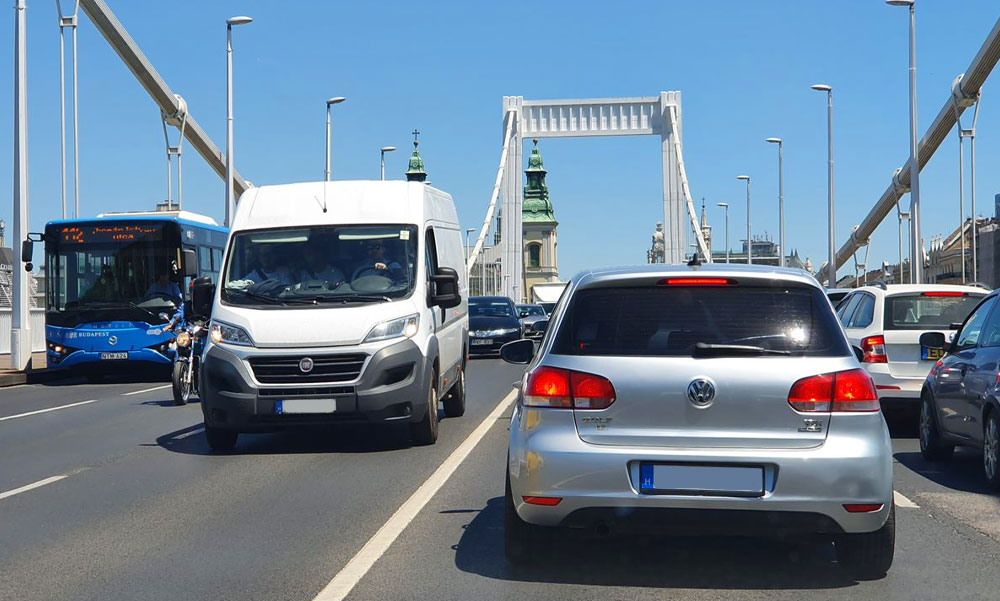 Fontos változás az utakon, nem mindenkinél fogadják el a B-kategóriás jogosítványt május közepétől