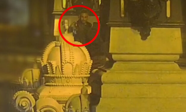 Itt vannak a tettesek! Videóra vették, ahogy a két férfi letöri a Margit híd kőkeresztjét és a Dunába dobja