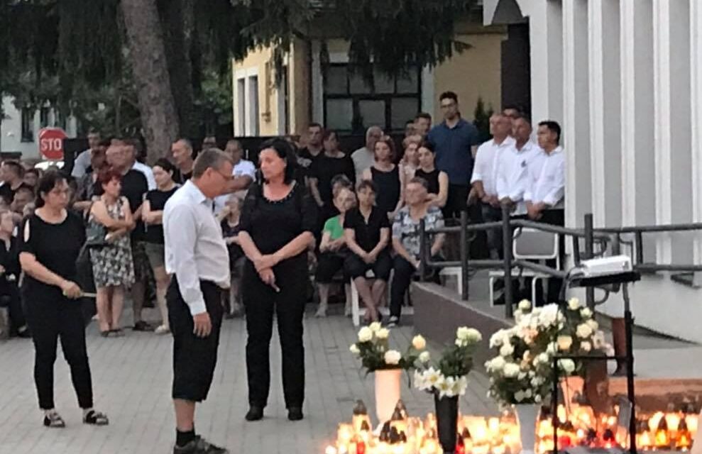 „Együtt haltak meg, együtt nyugszanak” – közös sírba temették a tarpai háziorvost és családját, a házaspár és két kisfiúk szén-monoxid mérgezésben halt meg a 6. kerületi lakásukban