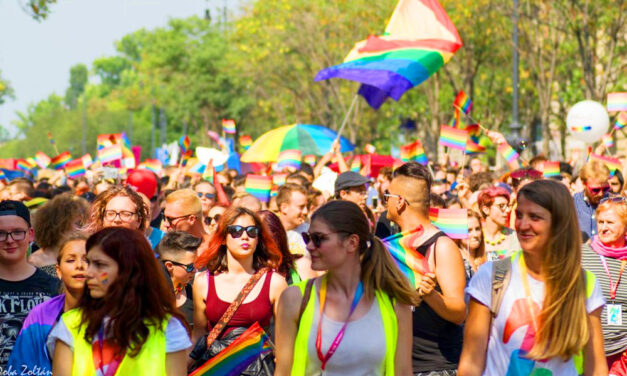Szivárványszínű Budapest, itt van minden, amit a mai Pride felvonulásról tudni kell