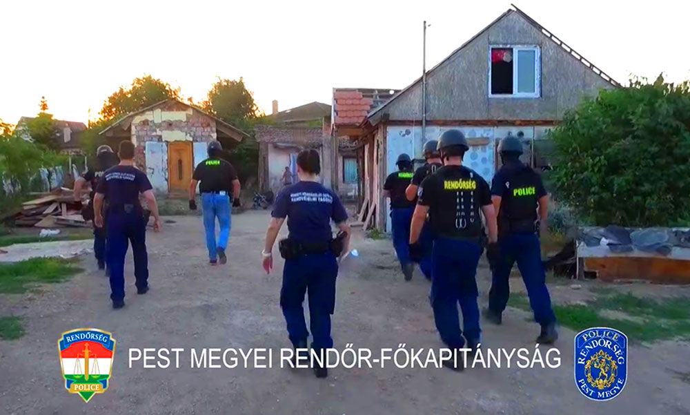 Akcióban az érdi rendőrök: Hajnalban érkeztek, flip-flop papucsban vitték börtönbe a meglepett bűnözőt