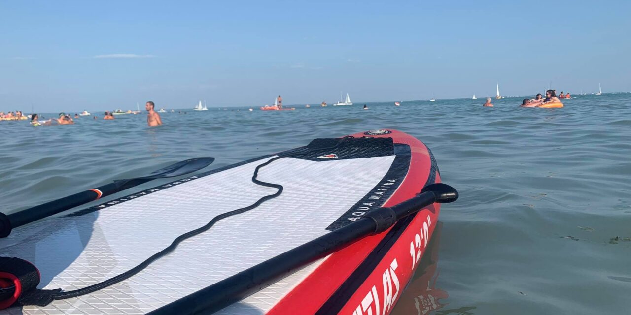 Egy 10 éves SUP-ozó kislány tűnt el a Balatonban, az egyik rendőr talált rá, miután szülei kétségbeesve keresték
