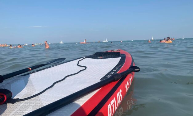Egy 10 éves SUP-ozó kislány tűnt el a Balatonban, az egyik rendőr talált rá, miután szülei kétségbeesve keresték