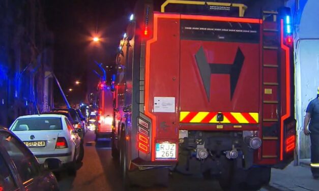 „Kitört a pánik, több tucat ember futott ki az utcára” – Féltékeny férfi gyújthatta fel a munkásszállót a 8. kerületben – videó