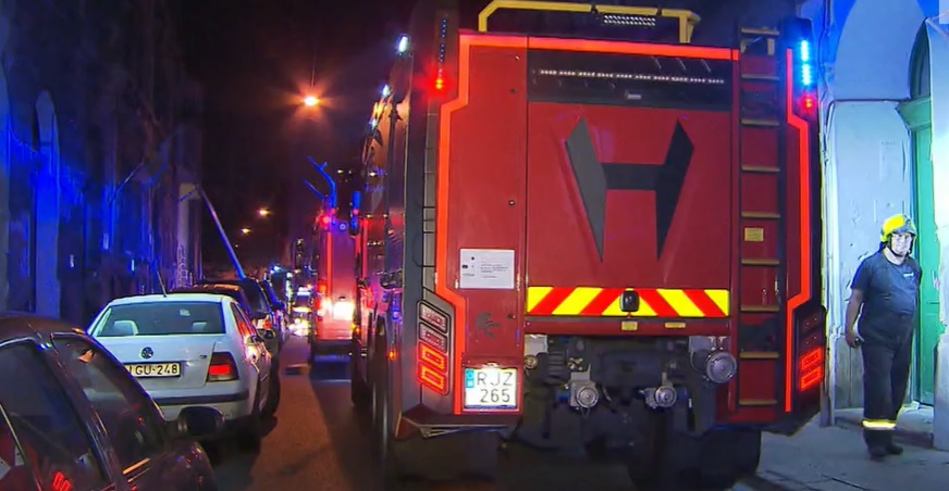 „Kitört a pánik, több tucat ember futott ki az utcára” – Féltékeny férfi gyújthatta fel a munkásszállót a 8. kerületben – videó