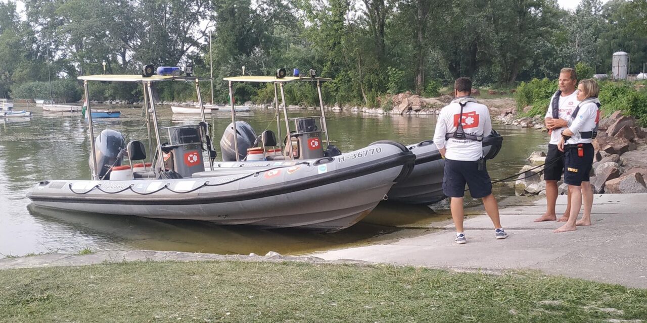 „A legrosszabb napom” – megtörten nyilatkozott a vízimentők vezetője a balatoni kettős tragédiáról, egy jászberényi család két gyermeke fulladt a vízbe