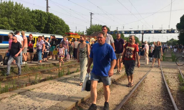 „Fulladoztunk, alig kaptunk levegőt a vonatban” – három vonatnyi utast zsúfoltak össze egy légkondi nélküli szerelvénybe Rákospalotán