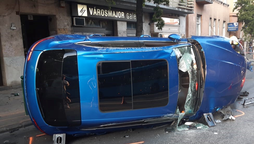 Piásan rodeózva ütközött tűzcsapnak ez a nő a 2. kerületben – Kidöntött egy villanyoszlopot is, majd ellenszegült a mentőknek, durva pusztítást csinált – Fotók a helyszínről