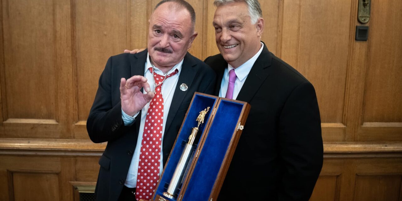 Nagy Feró Orbán Viktor oldalán pózol – Így vette át Kossuth-díját a nemzet csótánya – fotó