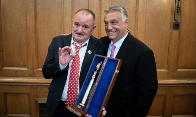 Nagy Feró Orbán Viktor oldalán pózol – Így vette át Kossuth-díját a nemzet csótánya – fotó