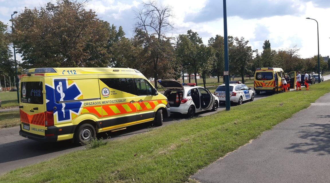 Egy figyelmetlen sofőr elbaltázott kanyarodása miatt borult a tetejére egy Honda a 14. kerületben, a kocsiban egy négytagú család utazott – fotók a helyszínről