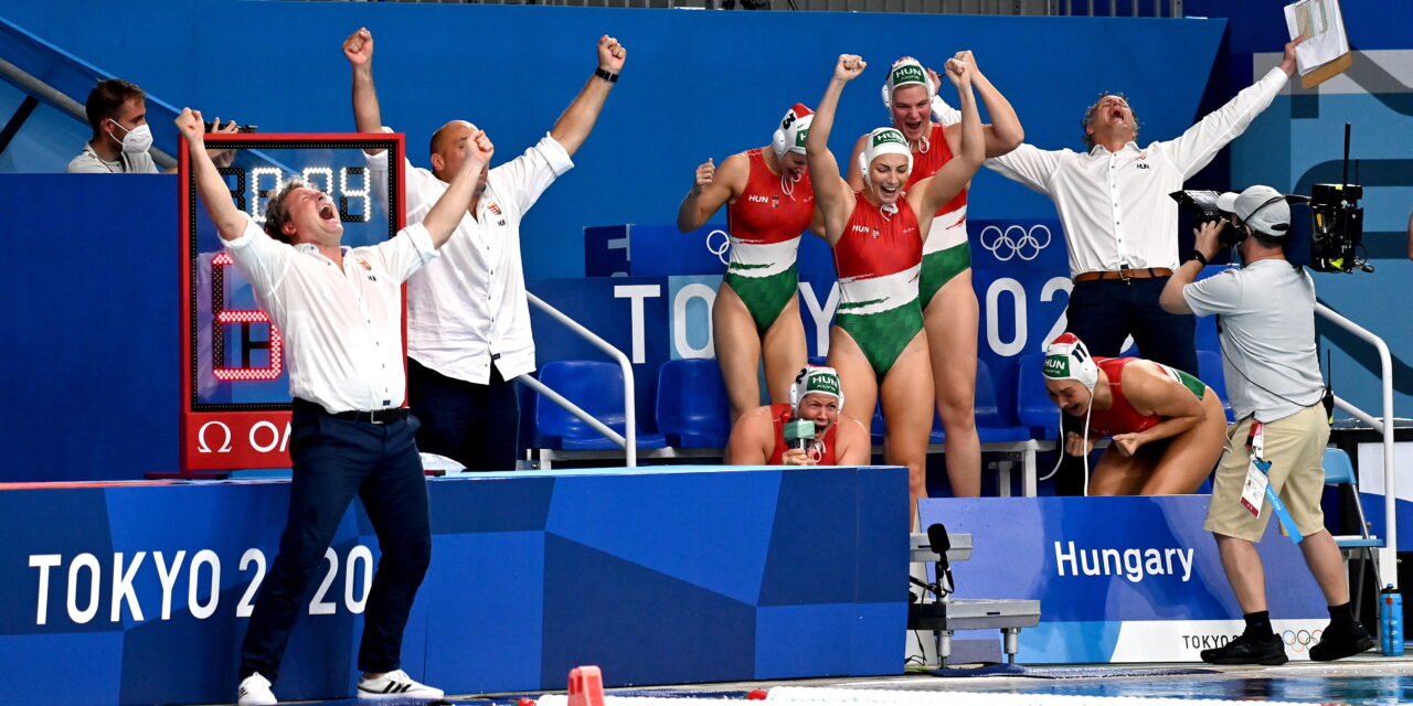 Évtizedes átkot törtek meg: három elbukott olimpia után, végre érmet szerzett a magyar női vízilabda-válogatott – Így örültek a bronznak – Fotók