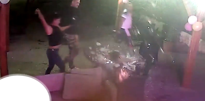Brutális balhé Jászapátiban: betörtek a fideszes képviselő házába és bántalmazták a lányát – videón a verekedés