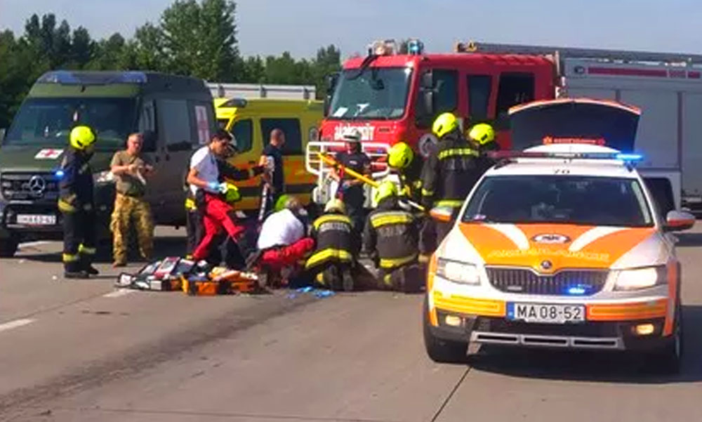 Harctéri életmentő katona látta el elsőként az M0-áson karambolózott, aszfalton fekvő állapotos asszonyt