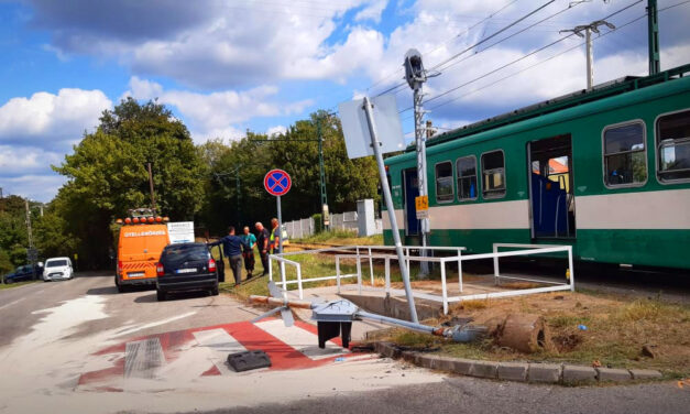 Súlyos baleset a HÉV-átjáróban, mentőhelikopter érkezett a sérült utasért