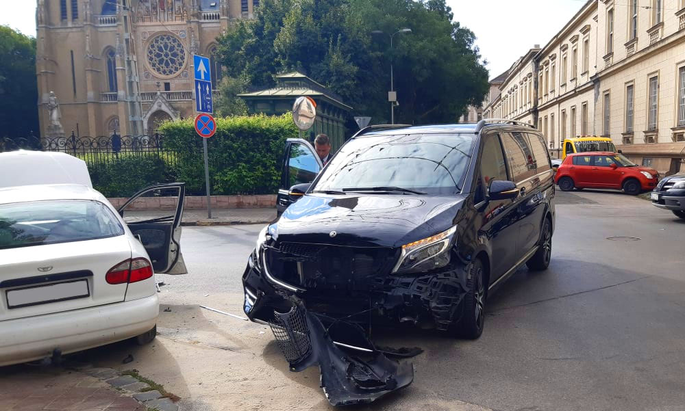 Fontos embereket szállító fekete Mercedes ütközött a Rózsák terén, kórházba vitték a sofőrt