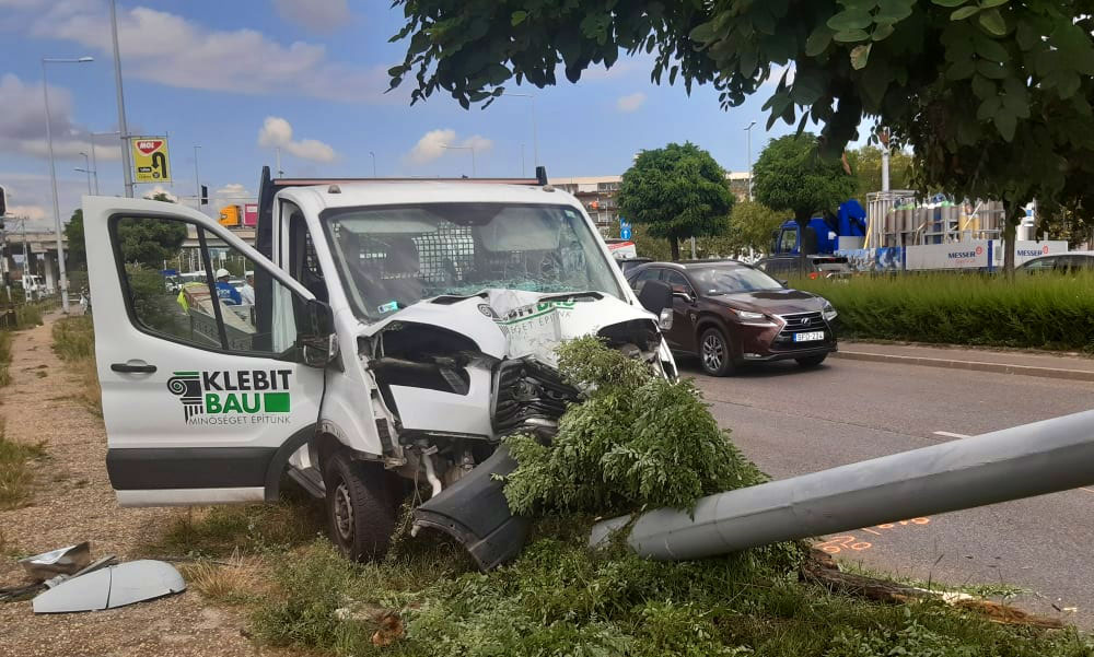 Elkapta a kormányt, kidőlt a villanyoszlop – egy titokzatos autósra panaszkodott a sérült