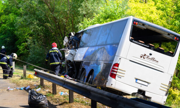 „Hiába próbáltuk felhívni az édesapámat, már nem vehette fel a telefonját” – megszólalt a buszbalesetben elhunyt sofőr fia, a másik járművezető édesanyját veszítette el az M7-esen