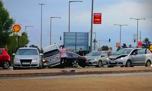 Tömegbalesetet okozott egy őrült BMW-s, aki átrepült az út túloldalára és négy autót tört össze
